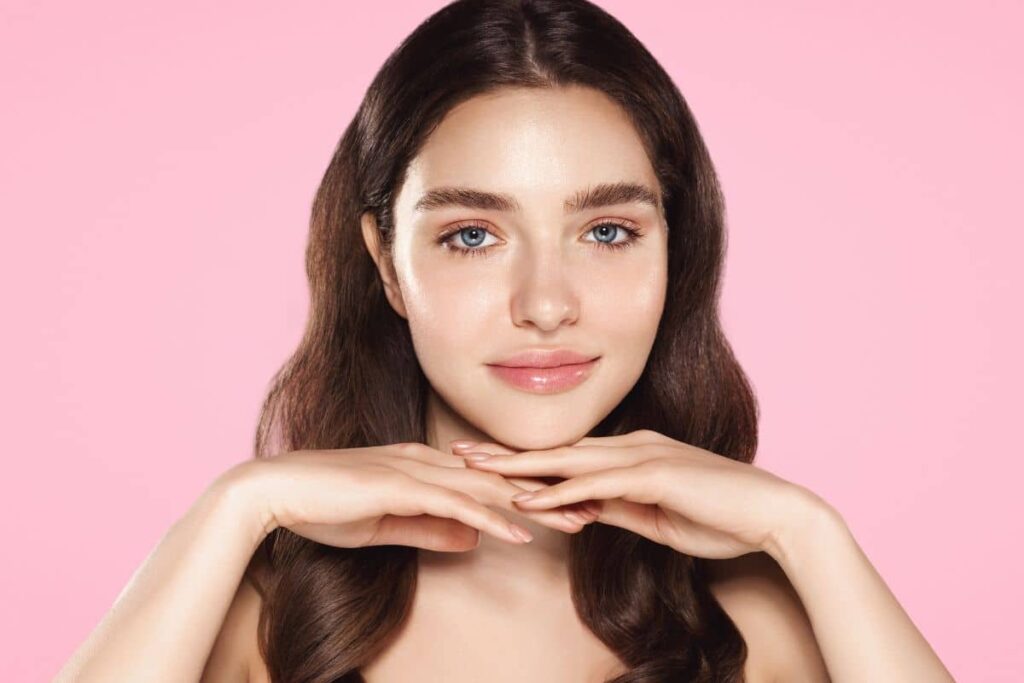 Woman with symmetrical facial features and defined nose tip, representing personalized approach in bulbous tip rhinoplasty.